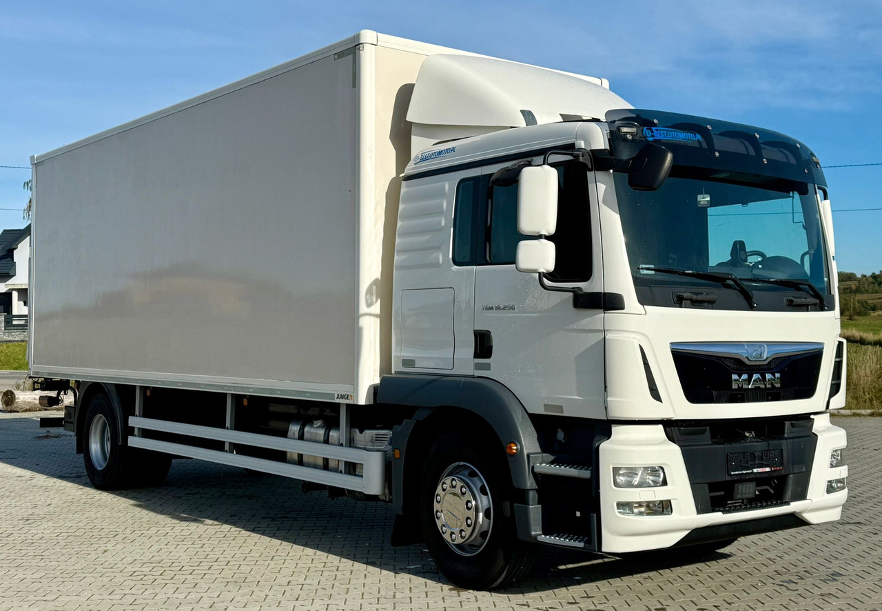 MAN TGM 18.290 / KONTENER / WINDA / 18 PALET / SYPIALKA / AUTOMAT / EURO 6 / 9 260 KG ŁADOWNOŚCI - Camión caja cerrada: foto 1 MAN TGM 18.290 / KONTENER / WINDA / 18 PALET / SYPIALKA / AUTOMAT / EURO 6 / 9 260 KG ŁADOWNOŚCI - Camión caja cerrada: foto 1