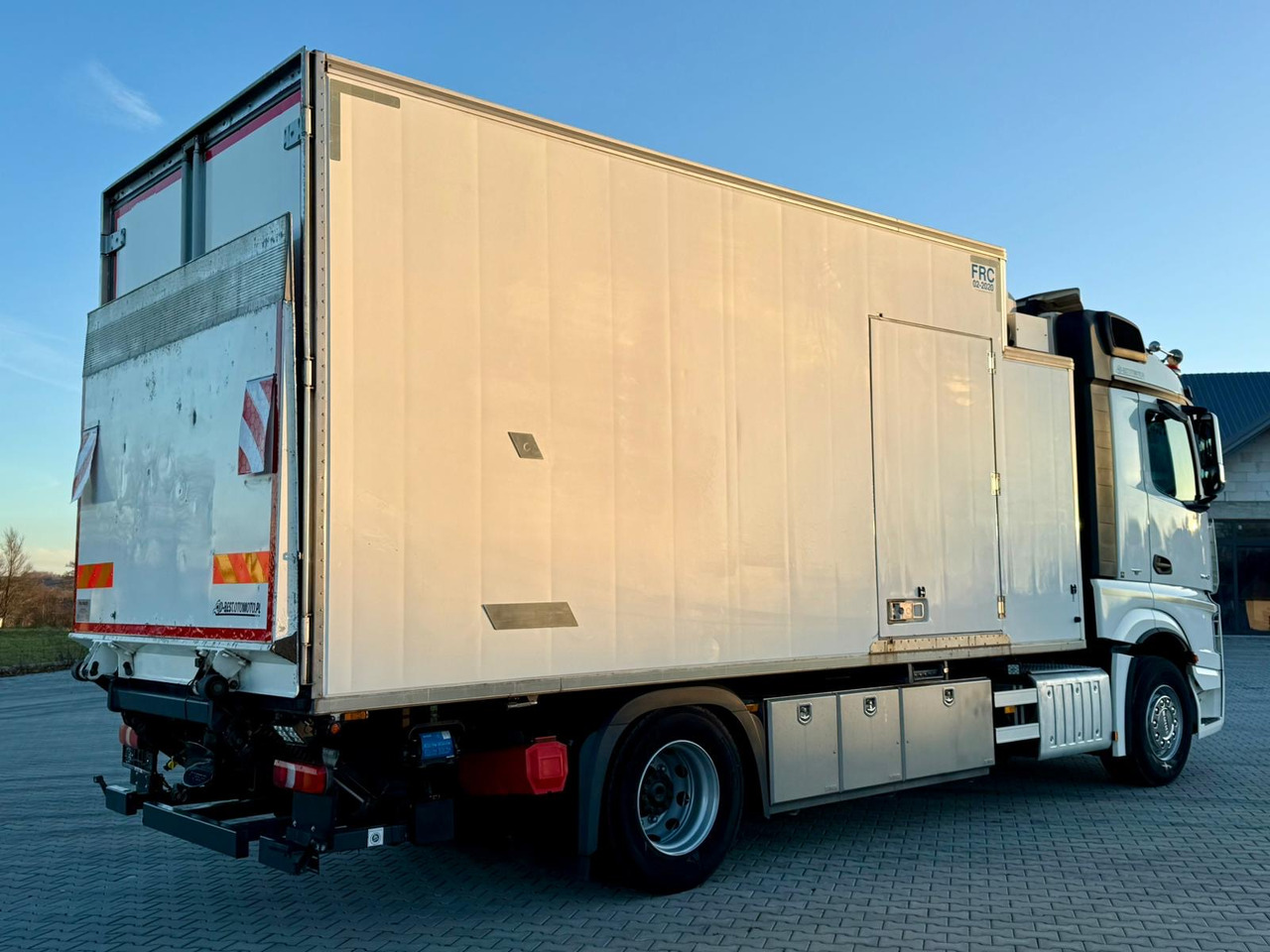 MERCEDES-BENZ ACTROS 1840 / CHŁODNIA / WINDA / 15 EUROPALET / 6.10 M DŁUGOŚCI / DUŻA KABINA / AUTOMAT / SPROWADZONY / SERWISOWANY / EURO 6 - Camión frigorífico: foto 3 MERCEDES-BENZ ACTROS 1840 / CHŁODNIA / WINDA / 15 EUROPALET / 6.10 M DŁUGOŚCI / DUŻA KABINA / AUTOMAT / SPROWADZONY / SERWISOWANY / EURO 6 - Camión frigorífico: foto 3