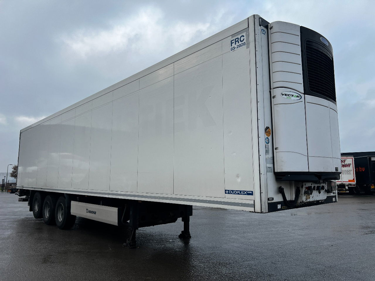 Krone SD met Carrier Vector 1550 en dhollandia laadklep - Semirremolque frigorífico: foto 2 Krone SD met Carrier Vector 1550 en dhollandia laadklep - Semirremolque frigorífico: foto 2
