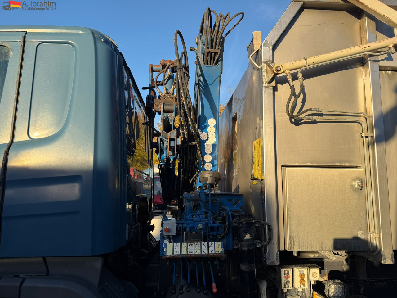 Scania B4X2 Edelstahlkipper für Tierkörperbeseitigung Kran MKG - Camión de basura: foto 4 Scania B4X2 Edelstahlkipper für Tierkörperbeseitigung Kran MKG - Camión de basura: foto 4