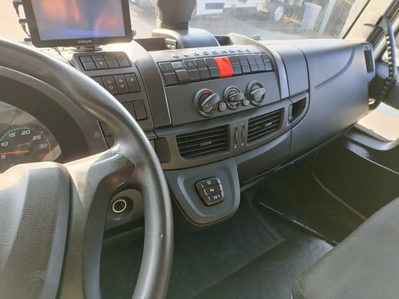 IVECO EUROCARGO 140E28P - Camión chasis: foto 5 IVECO EUROCARGO 140E28P - Camión chasis: foto 5