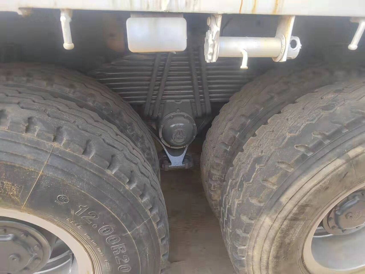 Howo 371 - Camión volquete, Camión grúa: foto 4 Howo 371 - Camión volquete, Camión grúa: foto 4