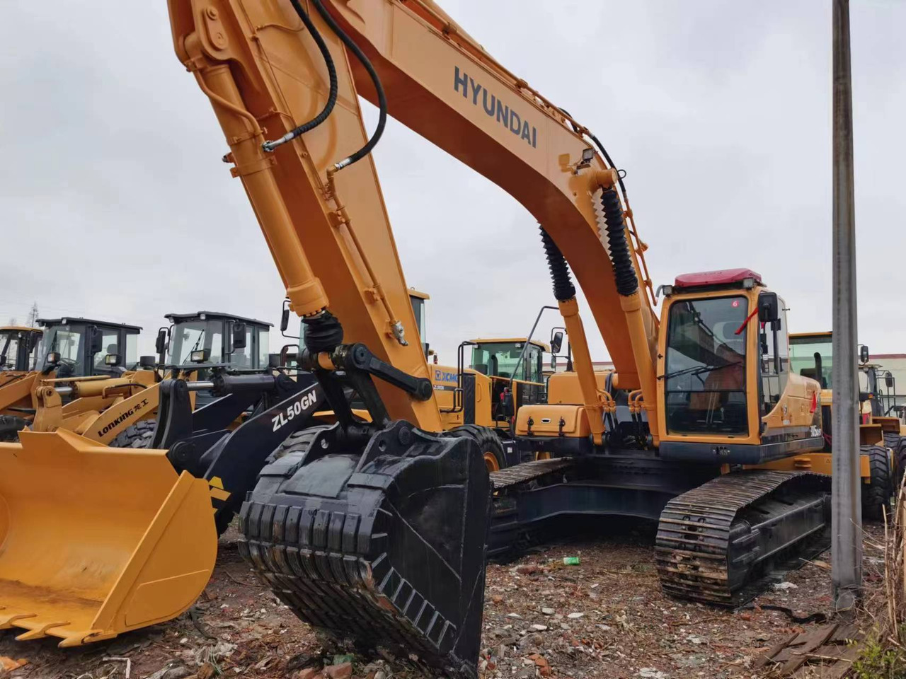 HYUNDAI 305LC-9T 220LC-9S - Excavadora de cadenas: foto 1 HYUNDAI 305LC-9T 220LC-9S - Excavadora de cadenas: foto 1