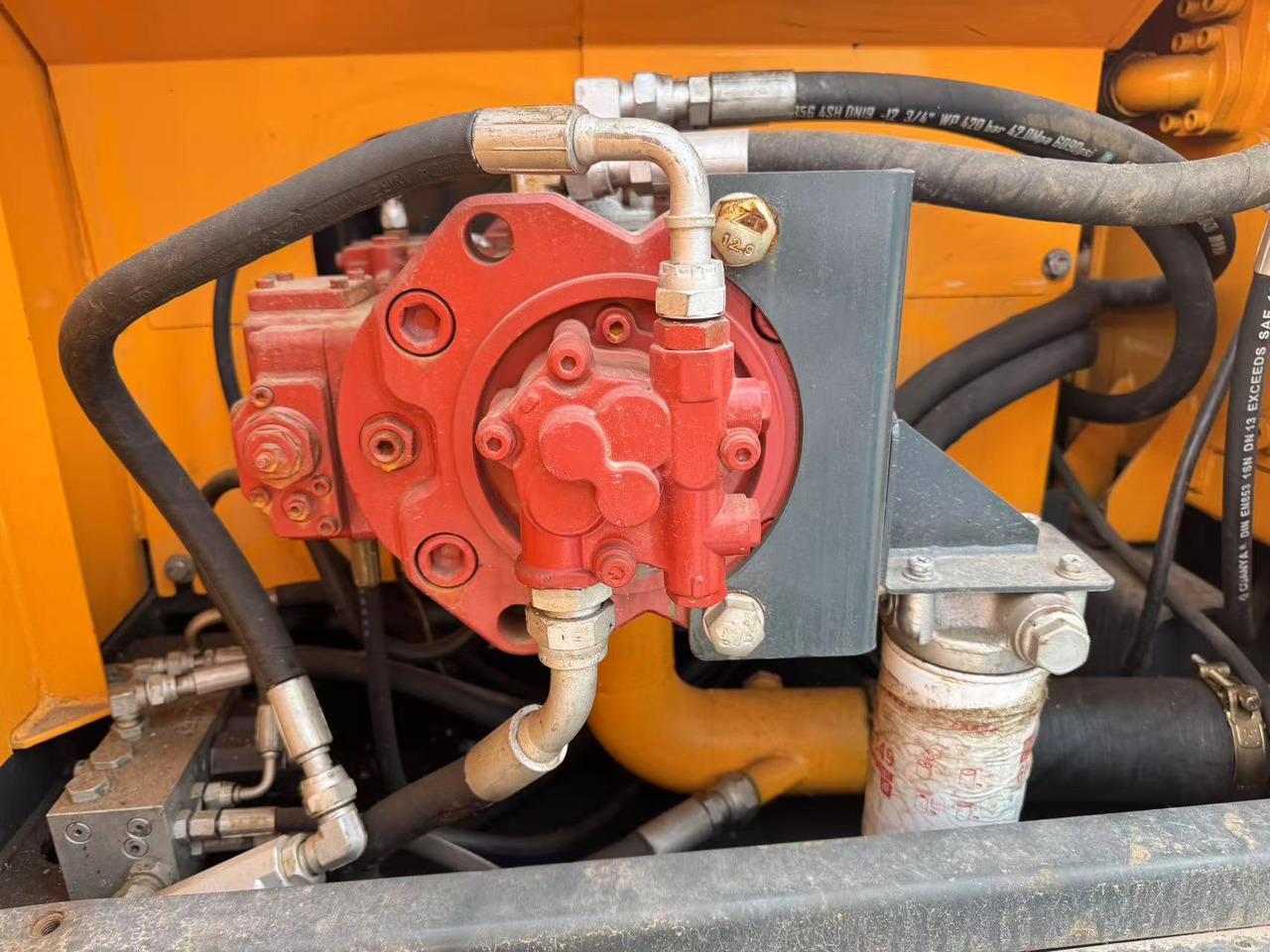 HYUNDAI R220LC-9S - Excavadora de cadenas: foto 4 HYUNDAI R220LC-9S - Excavadora de cadenas: foto 4