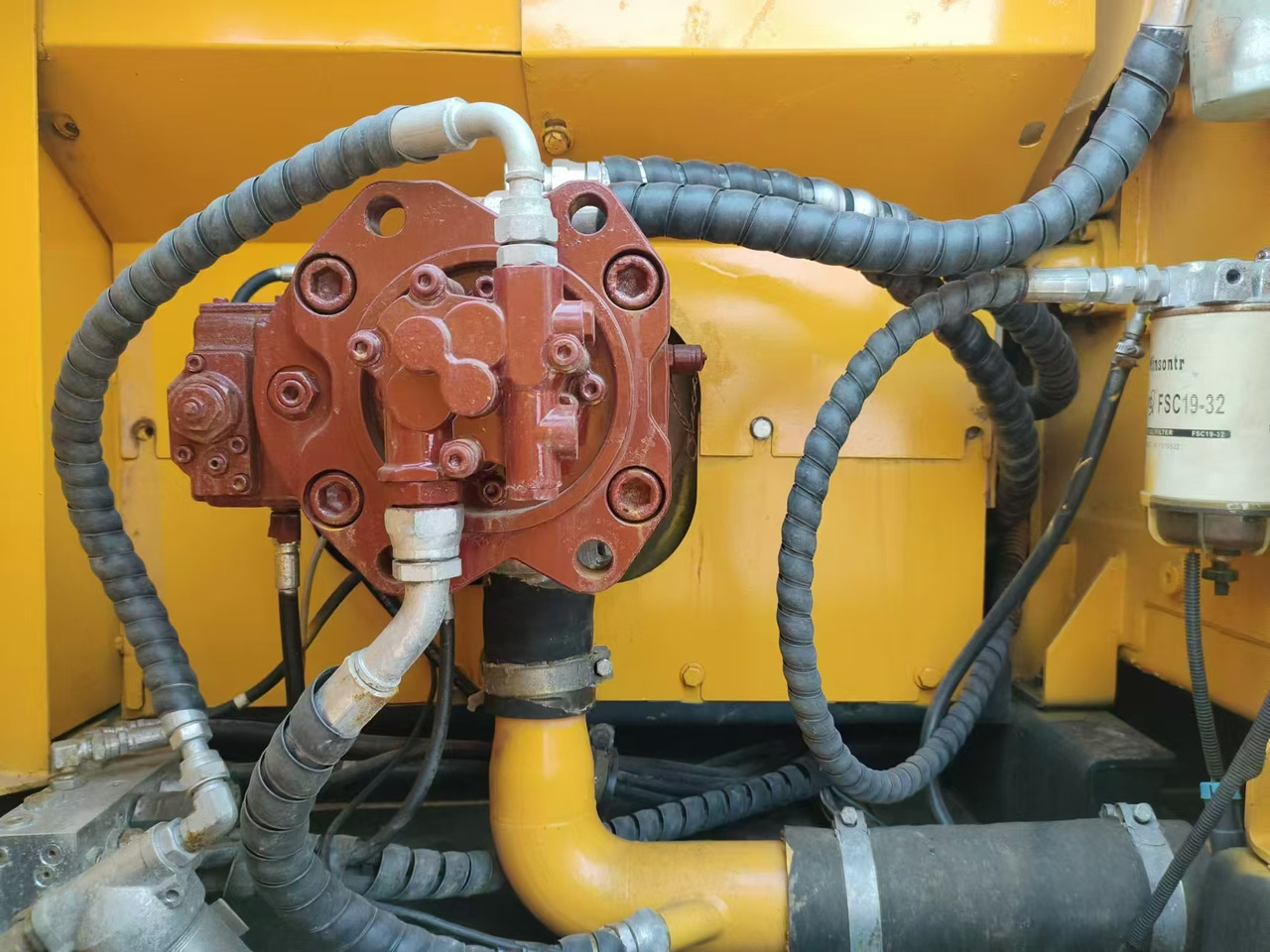 HYUNDAI R220LC-9S - Excavadora de cadenas: foto 5 HYUNDAI R220LC-9S - Excavadora de cadenas: foto 5