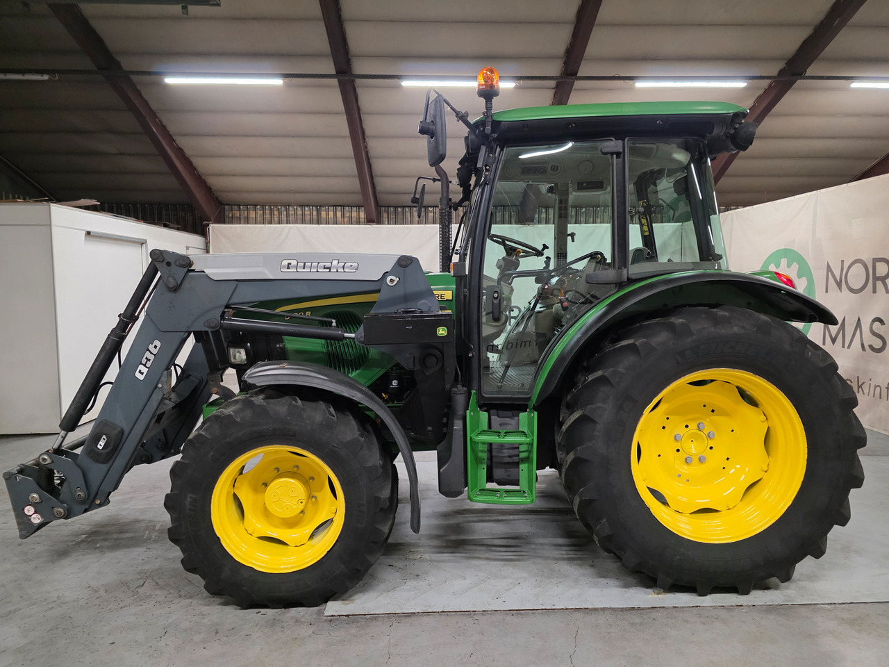 John Deere 5100R - Tractor: foto 2 John Deere 5100R - Tractor: foto 2