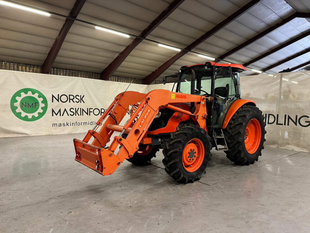 Tractor Kubota M9960: foto 1