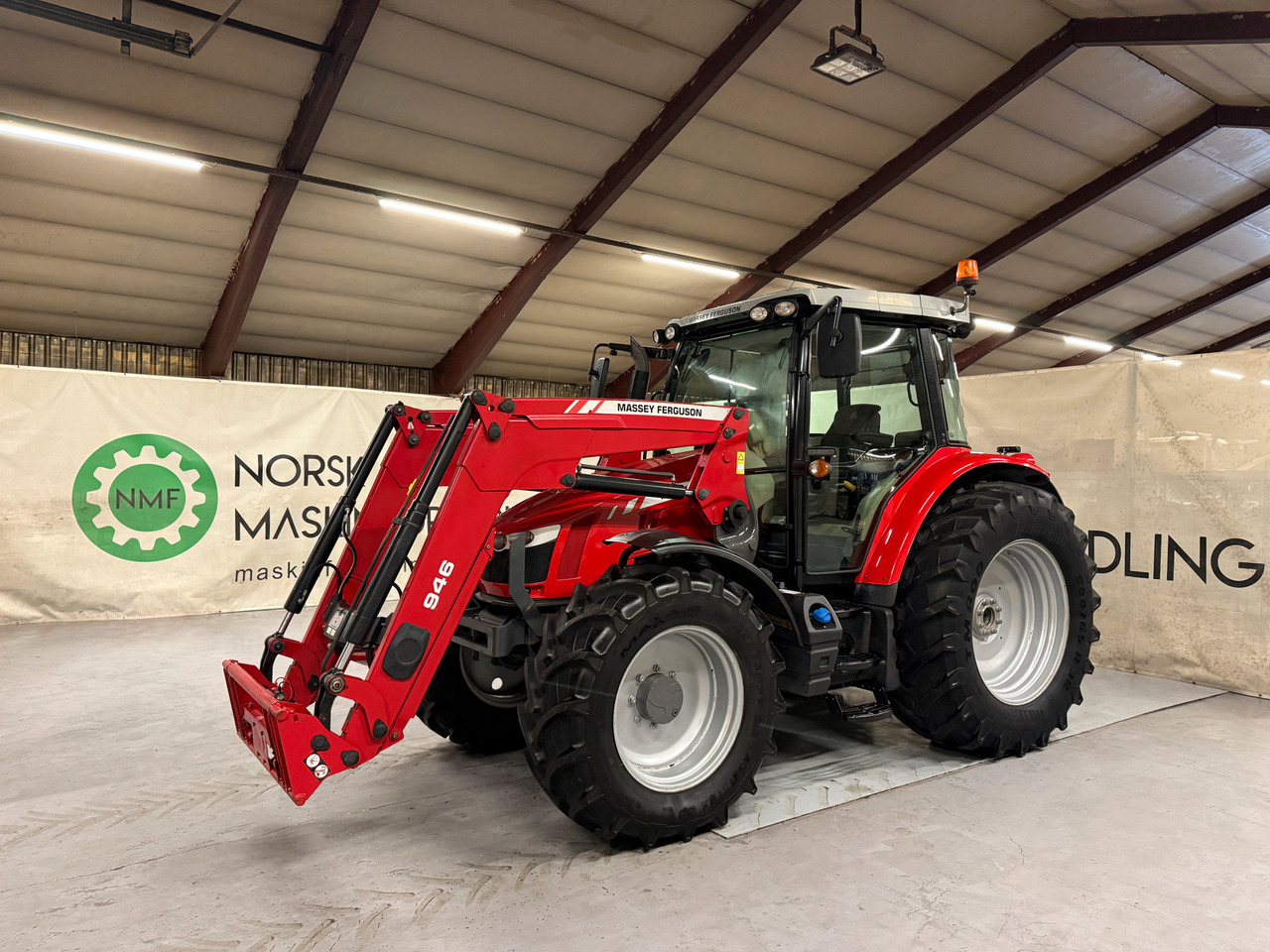 Massey Ferguson 5613 Dyna 4 - Tractor: foto 1 Massey Ferguson 5613 Dyna 4 - Tractor: foto 1
