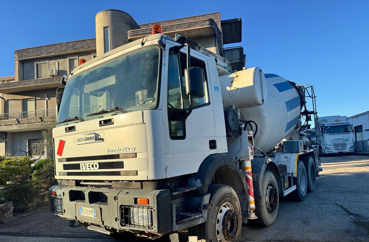 Betonpompa CIFA Iveco Trakker 410E44 - Camión bomba de hormigón: foto 1 Betonpompa CIFA Iveco Trakker 410E44 - Camión bomba de hormigón: foto 1