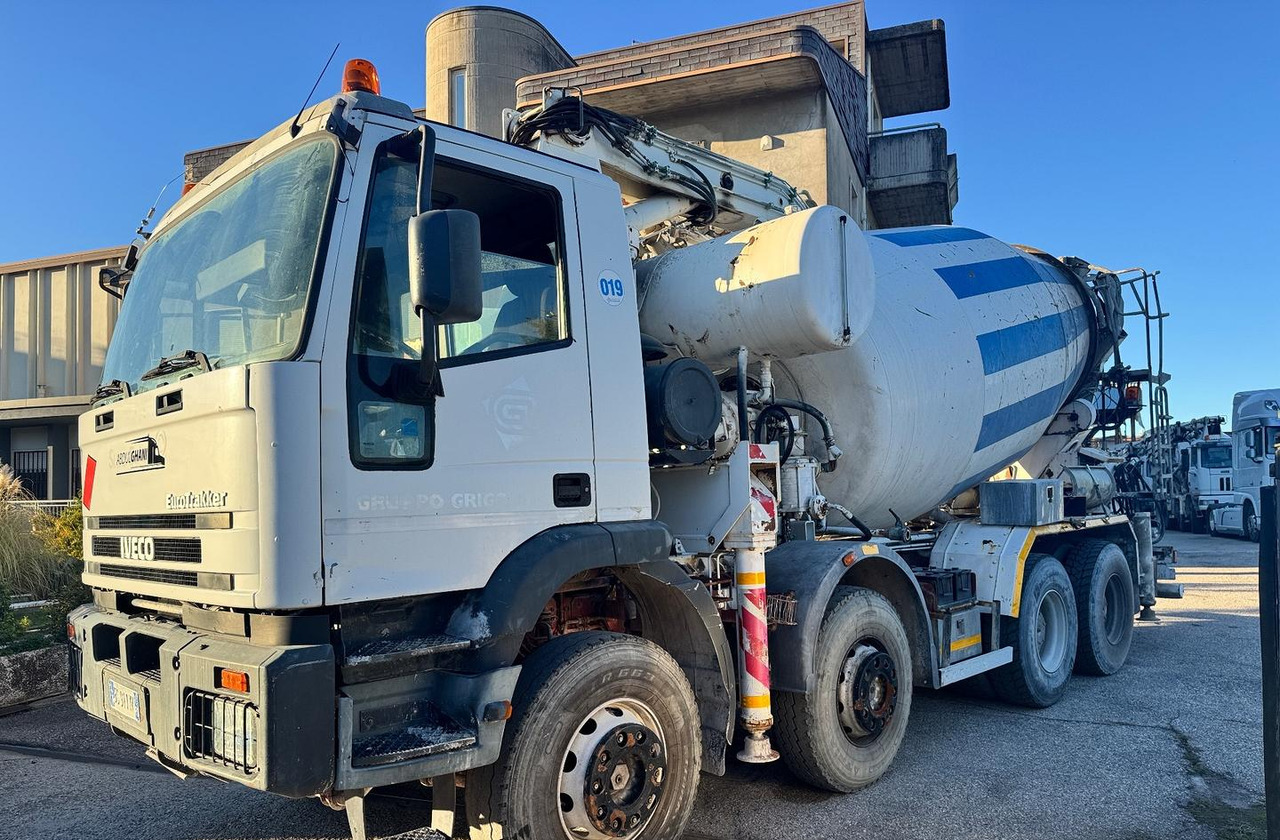 Betonpompa CIFA Iveco Trakker 410E44 - Camión bomba de hormigón: foto 3 Betonpompa CIFA Iveco Trakker 410E44 - Camión bomba de hormigón: foto 3