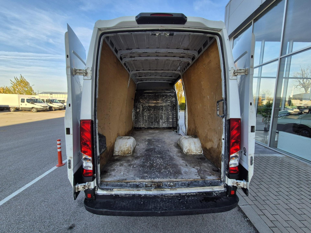 IVECO DAILY35C13V12m3 - Furgoneta de pasajeros: foto 5 IVECO DAILY35C13V12m3 - Furgoneta de pasajeros: foto 5