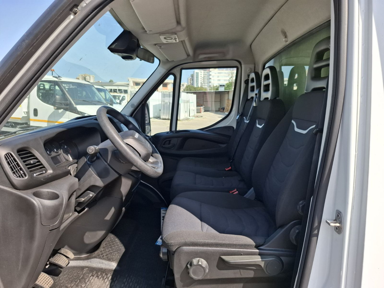 IVECO Daily 35C16H3.0 box/lift - Furgoneta caja cerrada: foto 2 IVECO Daily 35C16H3.0 box/lift - Furgoneta caja cerrada: foto 2
