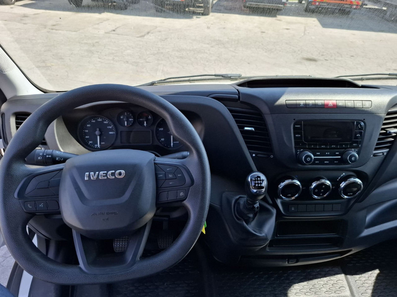 IVECO Daily 35C16H3.0 box/lift - Furgoneta caja cerrada: foto 3 IVECO Daily 35C16H3.0 box/lift - Furgoneta caja cerrada: foto 3