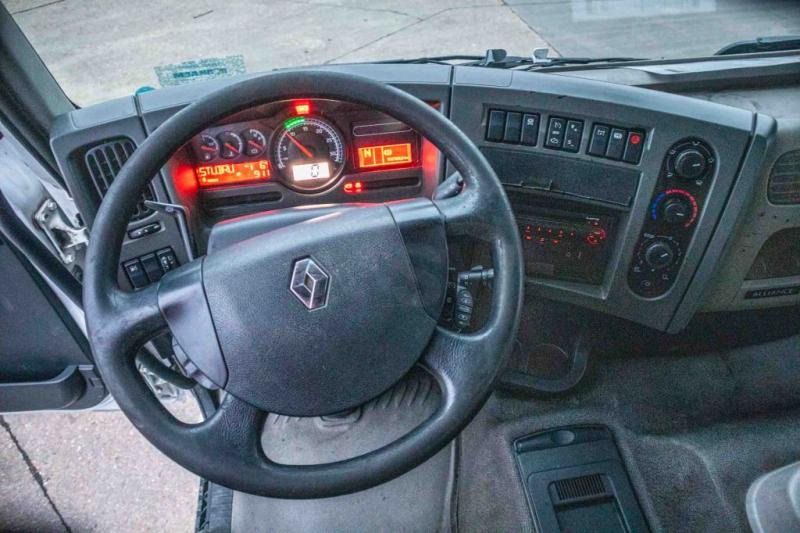Foto del interior 2: Camión caja cerrada Renault PREMIUM 380 DXI-6x2 Foto del interior 2: Camión caja cerrada Renault PREMIUM 380 DXI-6x2