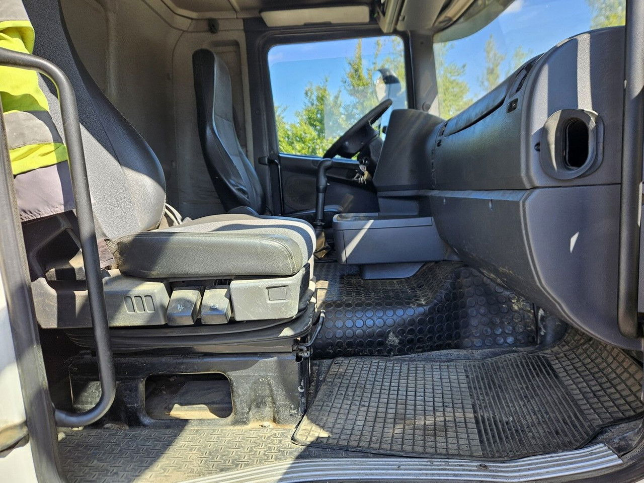 Arrendamiento de Scania R420 8x4 - Tipper - full spring - 2007 year Scania R420 8x4 - Tipper - full spring - 2007 year: foto 23 Arrendamiento de Scania R420 8x4 - Tipper - full spring - 2007 year Scania R420 8x4 - Tipper - full spring - 2007 year: foto 23