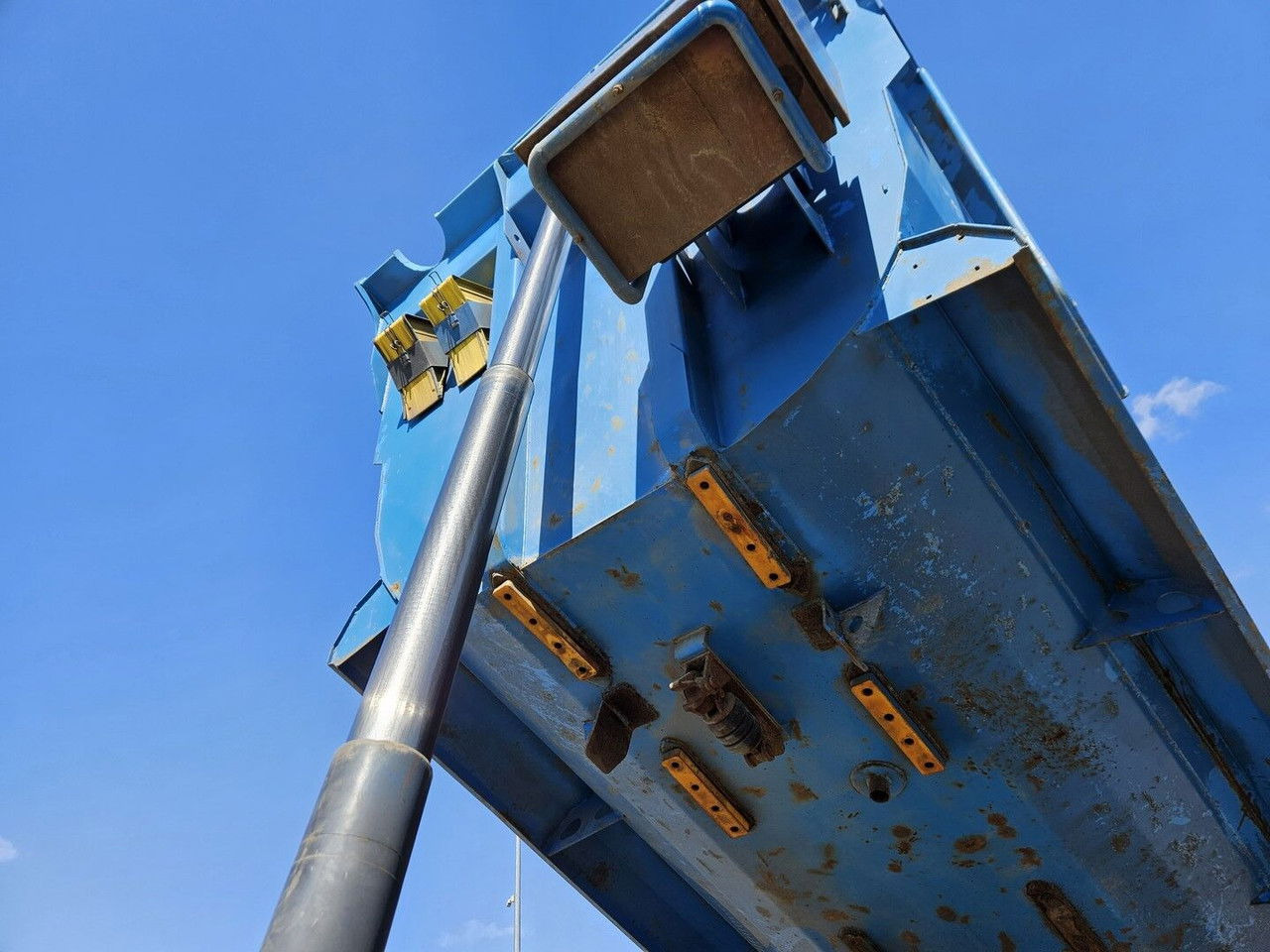 Scania R420 8x4 - Tipper - full spring - 2007 year - Camión volquete: foto 4 Scania R420 8x4 - Tipper - full spring - 2007 year - Camión volquete: foto 4