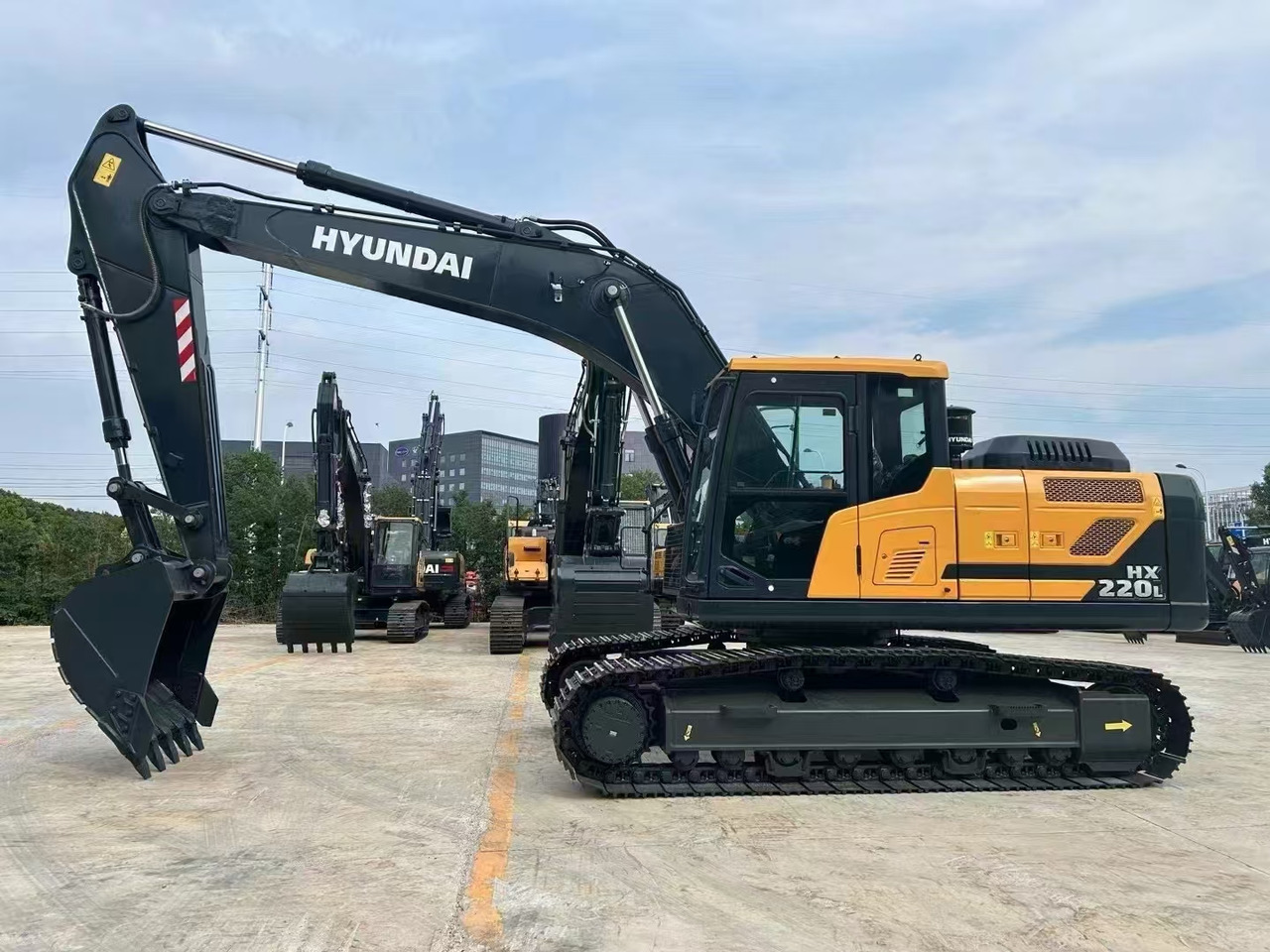 HYUNDAI HX220L - Excavadora de cadenas: foto 1 HYUNDAI HX220L - Excavadora de cadenas: foto 1