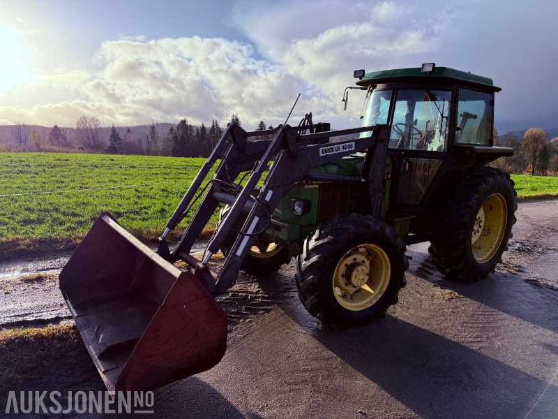 1983 John Deere 2040 SYNCHRON 9527 timer m/ Frontlasterskuffe - Tractor: foto 1 1983 John Deere 2040 SYNCHRON 9527 timer m/ Frontlasterskuffe - Tractor: foto 1