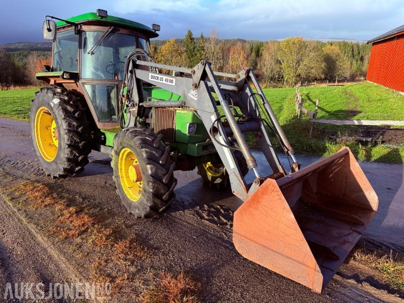 1983 John Deere 2040 SYNCHRON 9527 timer m/ Frontlasterskuffe - Tractor: foto 2 1983 John Deere 2040 SYNCHRON 9527 timer m/ Frontlasterskuffe - Tractor: foto 2