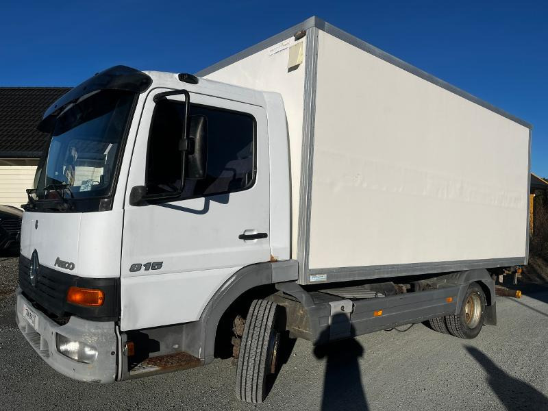 1999 Mercedes-Benz Atego 815 skapbil med lift, 238572 km - Camión caja cerrada: foto 1 1999 Mercedes-Benz Atego 815 skapbil med lift, 238572 km - Camión caja cerrada: foto 1