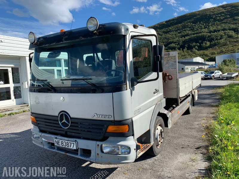 Camión caja abierta, Camión grúa 2001 Mercedes-Benz 817L/36AT - 7500 kg - Liten lastebil med kran: foto 1