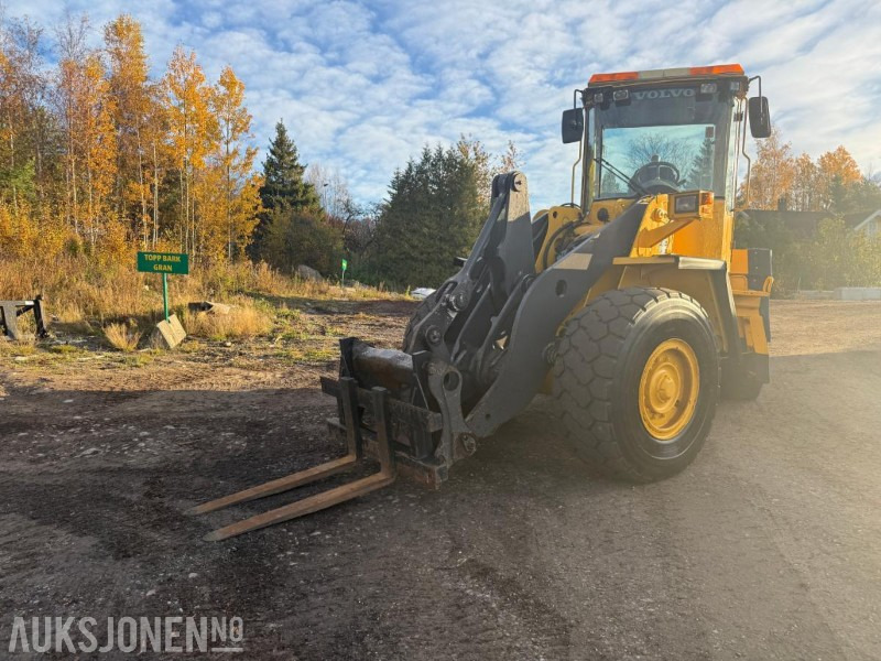 2001 Volvo L90D HJULLASTER SERVICEHISTORIKK 3.FUNKSJON PALLEGAFFEL 12716 TIMER. - Cargadora de ruedas: foto 4 2001 Volvo L90D HJULLASTER SERVICEHISTORIKK 3.FUNKSJON PALLEGAFFEL 12716 TIMER. - Cargadora de ruedas: foto 4