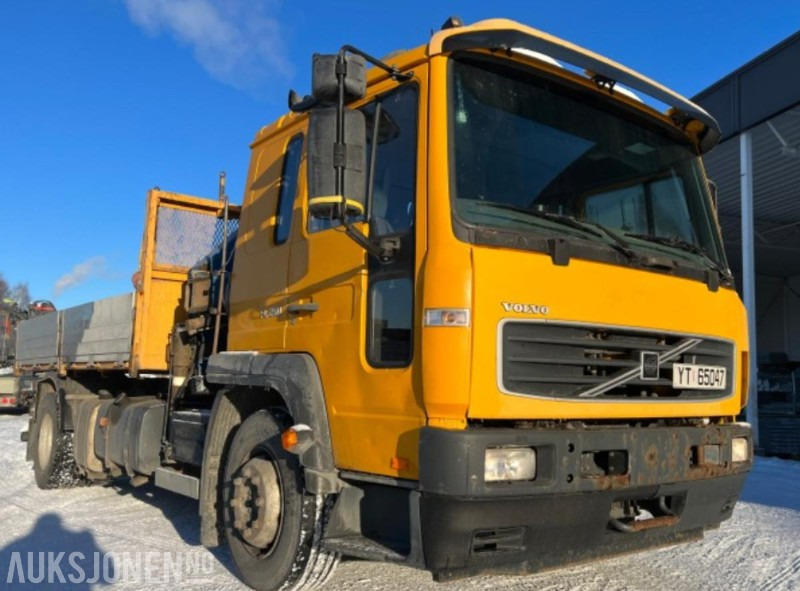 2006 Volvo FL6 med tipp og kran NYLIG EU OK TIL 22.10.2026 - Camión grúa: foto 2 2006 Volvo FL6 med tipp og kran NYLIG EU OK TIL 22.10.2026 - Camión grúa: foto 2