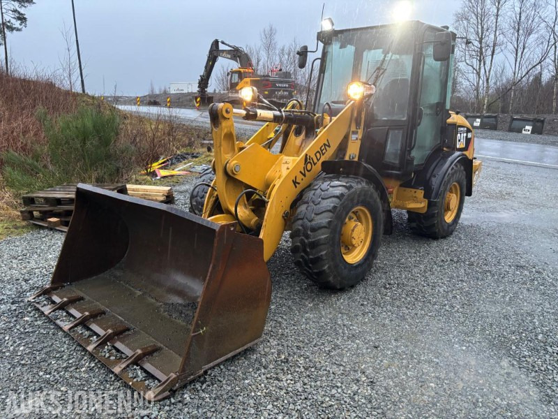 2010 CAT 906H HJULLASTER. 1596TIMER. SKUFFE. TELLEFSDAL VPL PLOG. HOLMS FEIEKOST. CAT PALLEGAFFLER - Cargadora de ruedas: foto 2 2010 CAT 906H HJULLASTER. 1596TIMER. SKUFFE. TELLEFSDAL VPL PLOG. HOLMS FEIEKOST. CAT PALLEGAFFLER - Cargadora de ruedas: foto 2