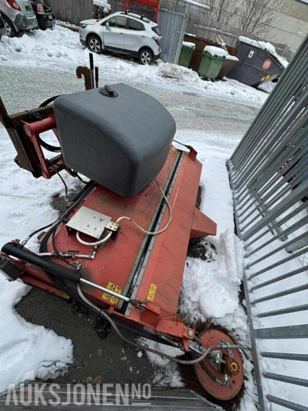 2011 Feieaggregat med vanntank og oppsamler Dücker FKM 2200 - Barredora cucharón: foto 4 2011 Feieaggregat med vanntank og oppsamler Dücker FKM 2200 - Barredora cucharón: foto 4