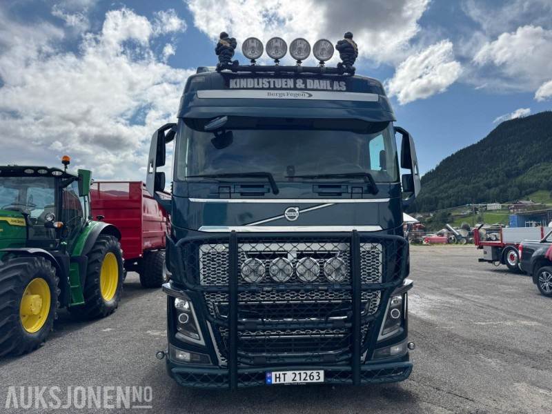 2018 Volvo FH16 8X4 komplett tømmerbil med kran og henger. - Camión forestal, Camión grúa: foto 2 2018 Volvo FH16 8X4 komplett tømmerbil med kran og henger. - Camión forestal, Camión grúa: foto 2