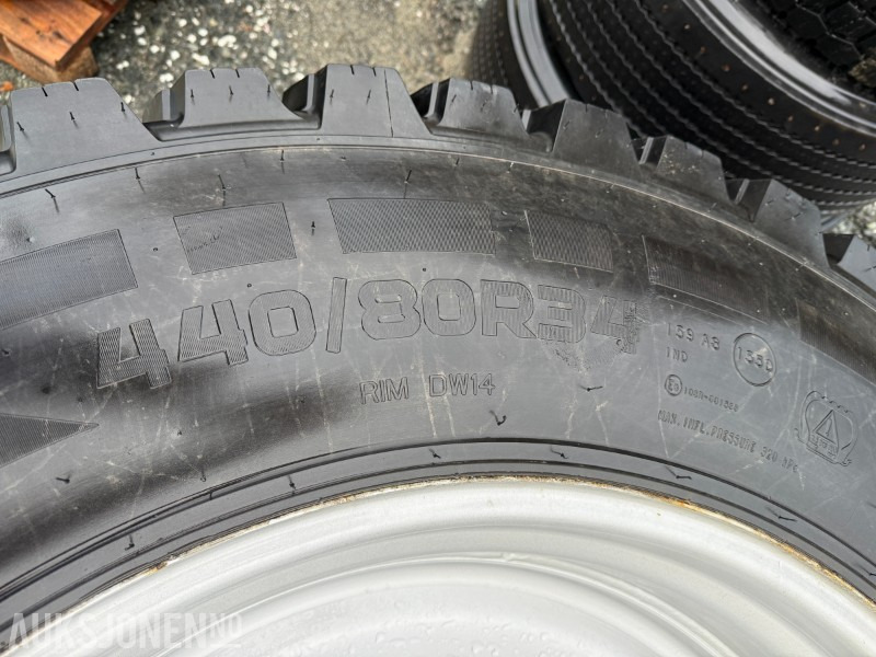 4 stk traktordekk med pigg stått på New Holland T5060 - Tractor: foto 2 4 stk traktordekk med pigg stått på New Holland T5060 - Tractor: foto 2