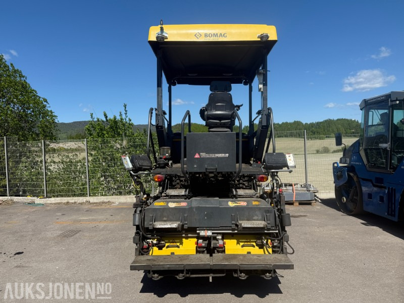 Bomag BF 300 P-2 Asfaltlegger - 54,6 kW - med 25cm utvidersett til screed og ekstra screedplatesett - Equipo de construcción: foto 4 Bomag BF 300 P-2 Asfaltlegger - 54,6 kW - med 25cm utvidersett til screed og ekstra screedplatesett - Equipo de construcción: foto 4