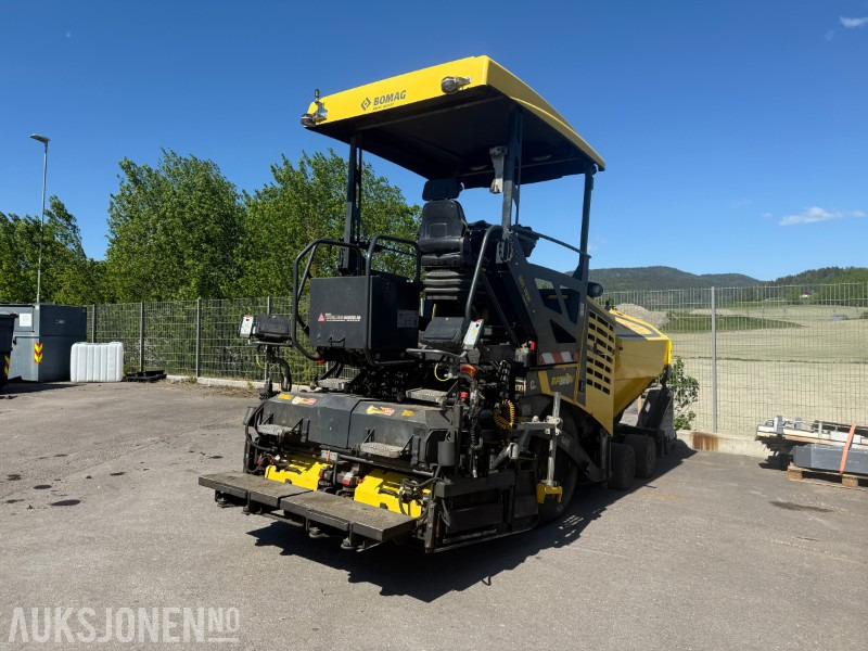 Bomag BF 300 P-2 Asfaltlegger - 54,6 kW - med 25cm utvidersett til screed og ekstra screedplatesett - Equipo de construcción: foto 5 Bomag BF 300 P-2 Asfaltlegger - 54,6 kW - med 25cm utvidersett til screed og ekstra screedplatesett - Equipo de construcción: foto 5