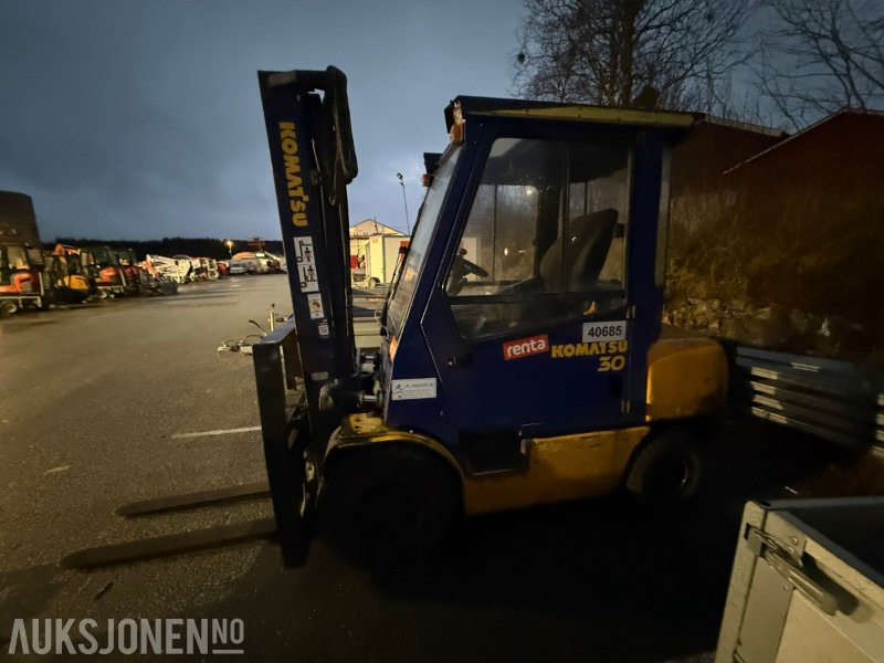2002 Komatsu FD30T-14 Motvektstruck - 6498T - Equipo de manutención: foto 2 2002 Komatsu FD30T-14 Motvektstruck - 6498T - Equipo de manutención: foto 2