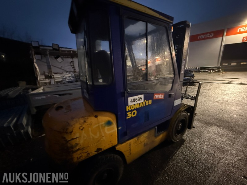 2002 Komatsu FD30T-14 Motvektstruck - 6498T - Equipo de manutención: foto 5 2002 Komatsu FD30T-14 Motvektstruck - 6498T - Equipo de manutención: foto 5