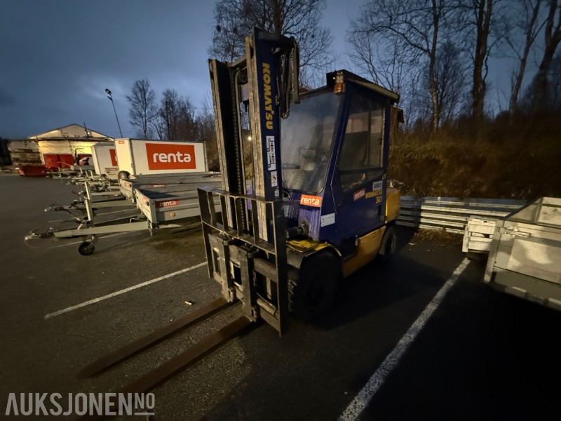 2002 Komatsu FD30T-14 Motvektstruck - 6498T - Equipo de manutención: foto 1 2002 Komatsu FD30T-14 Motvektstruck - 6498T - Equipo de manutención: foto 1