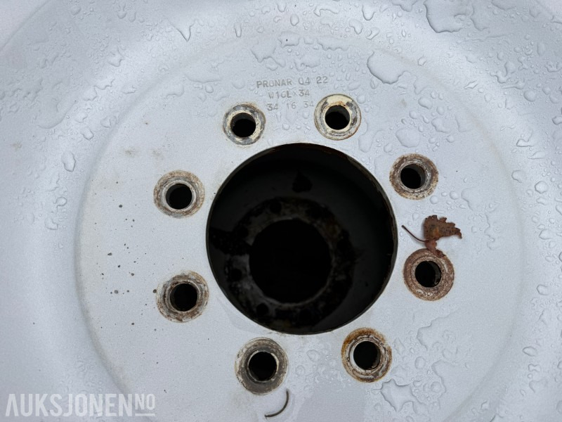 Traktordekk med pigg stått på New Holland T5060 - Maquinaria agrícola: foto 4 Traktordekk med pigg stått på New Holland T5060 - Maquinaria agrícola: foto 4