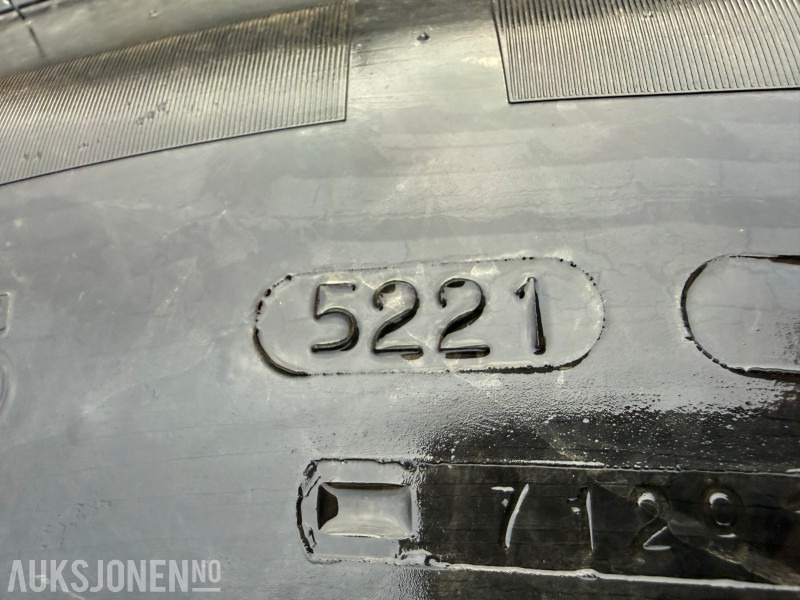 Traktordekk med pigg stått på New Holland T5060 - Maquinaria agrícola: foto 3 Traktordekk med pigg stått på New Holland T5060 - Maquinaria agrícola: foto 3