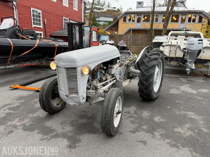 Massey Ferguson Gråtass - Tractor: foto 1 Massey Ferguson Gråtass - Tractor: foto 1