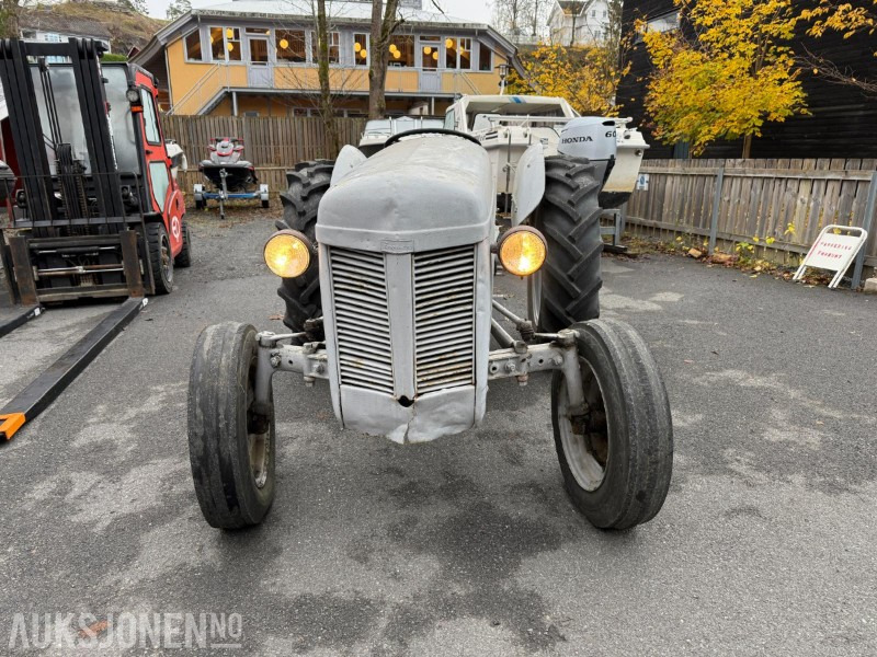 Massey Ferguson Gråtass - Tractor: foto 2 Massey Ferguson Gråtass - Tractor: foto 2