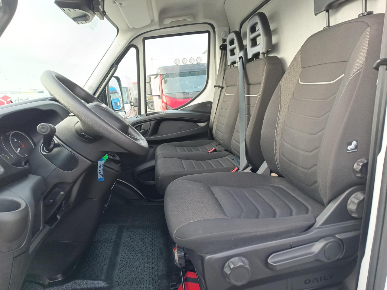 Furgoneta caja cerrada IVECO Daily 70C18A8: foto 11