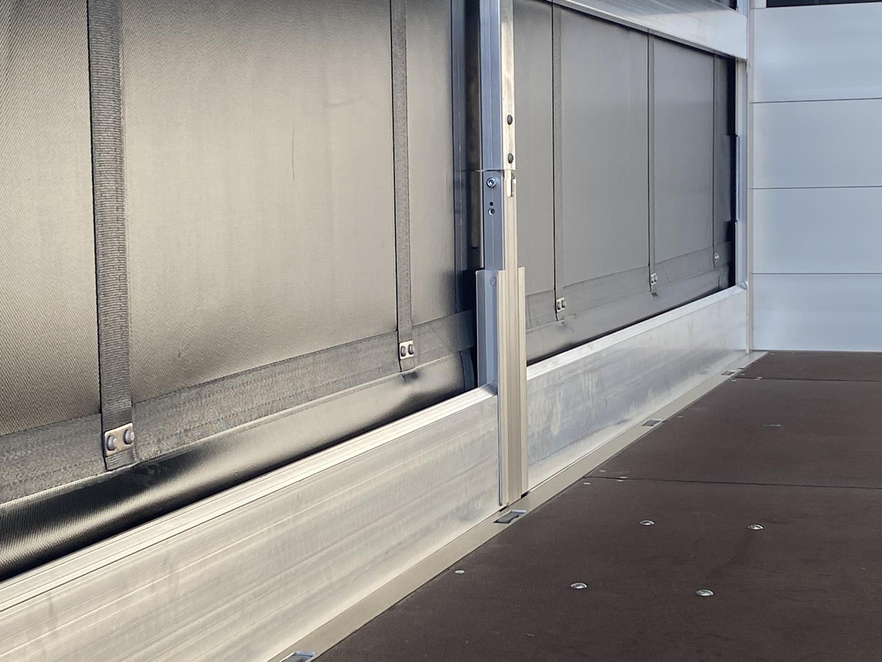 Furgoneta con lona nuevo IVECO DAILY 35S18HP D30C | PRITSCHE PLANE + SCHLAFKABINE + LADERAMPE: foto 12 Furgoneta con lona nuevo IVECO DAILY 35S18HP D30C | PRITSCHE PLANE + SCHLAFKABINE + LADERAMPE: foto 12