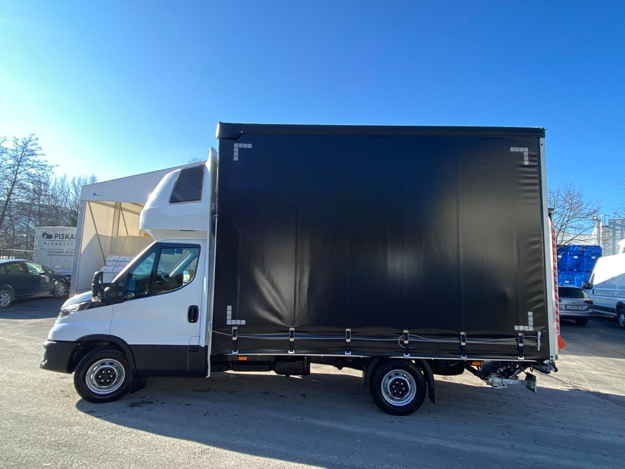 Furgoneta con lona nuevo IVECO DAILY 35S18HP D30C | PRITSCHE PLANE + SCHLAFKABINE + LADERAMPE: foto 6 Furgoneta con lona nuevo IVECO DAILY 35S18HP D30C | PRITSCHE PLANE + SCHLAFKABINE + LADERAMPE: foto 6