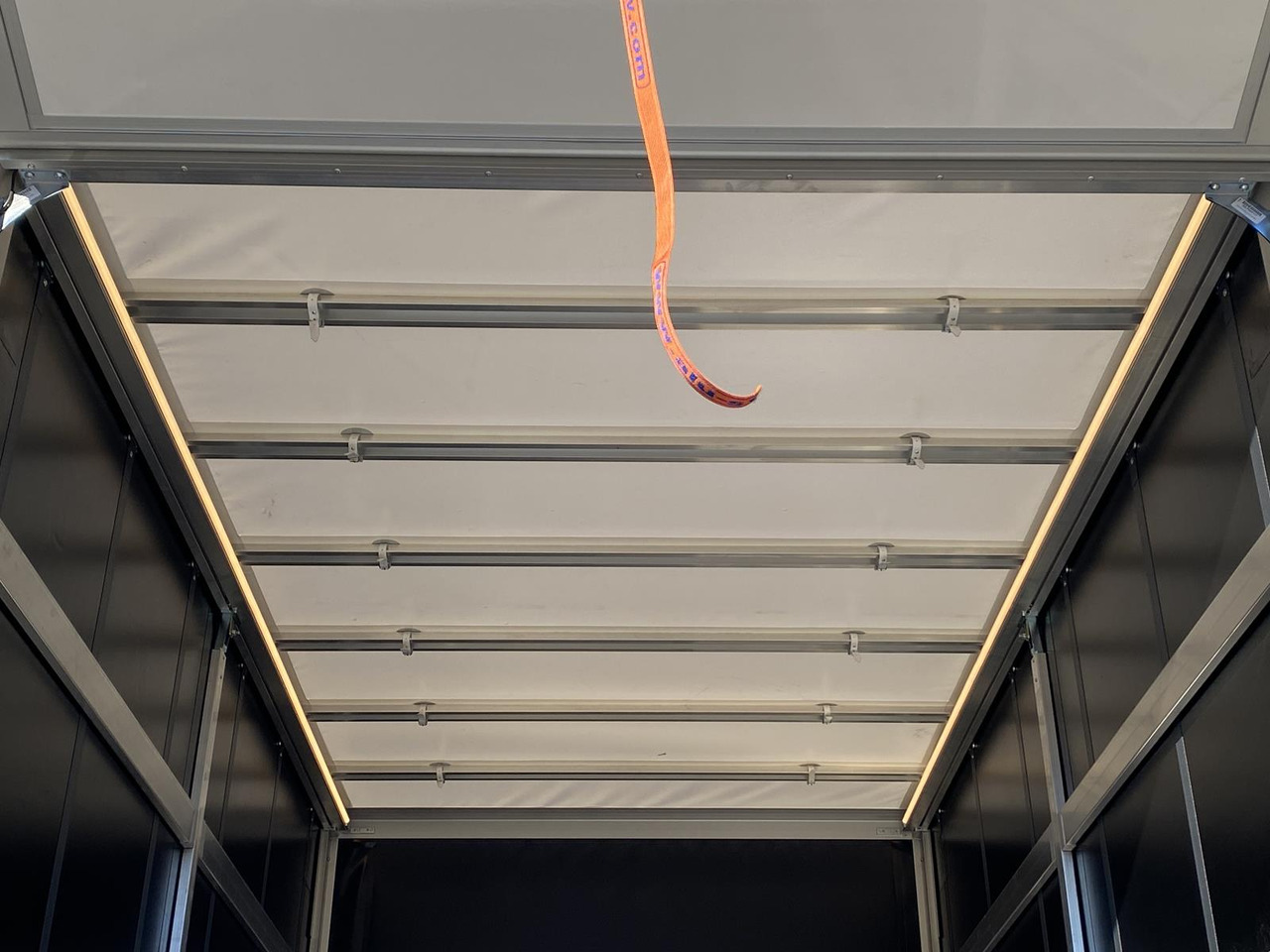 Furgoneta con lona nuevo IVECO DAILY 35S18HP D30C | PRITSCHE PLANE + SCHLAFKABINE + LADERAMPE: foto 13 Furgoneta con lona nuevo IVECO DAILY 35S18HP D30C | PRITSCHE PLANE + SCHLAFKABINE + LADERAMPE: foto 13