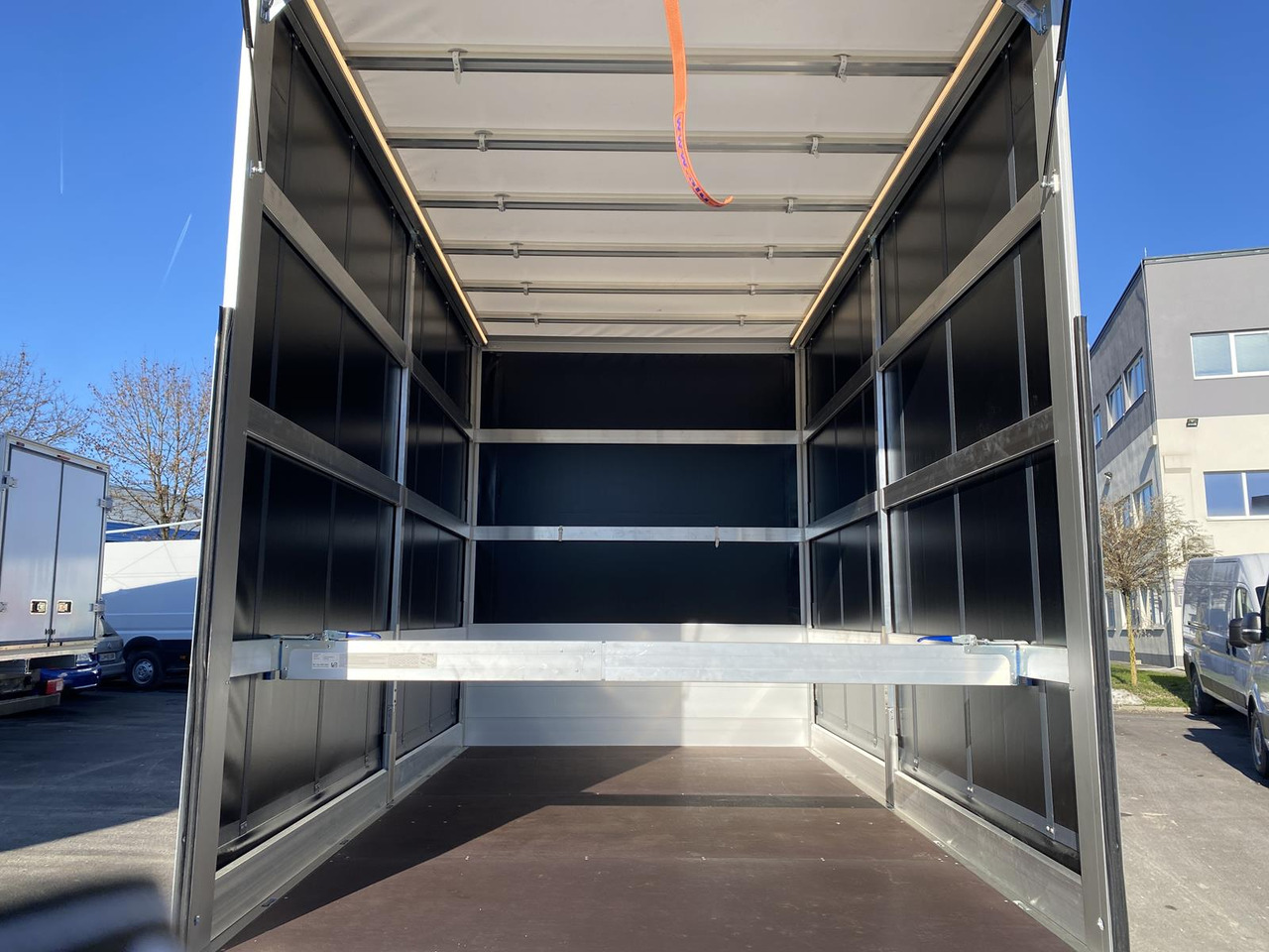 Furgoneta con lona nuevo IVECO DAILY 35S18HP D30C | PRITSCHE PLANE + SCHLAFKABINE + LADERAMPE: foto 9 Furgoneta con lona nuevo IVECO DAILY 35S18HP D30C | PRITSCHE PLANE + SCHLAFKABINE + LADERAMPE: foto 9