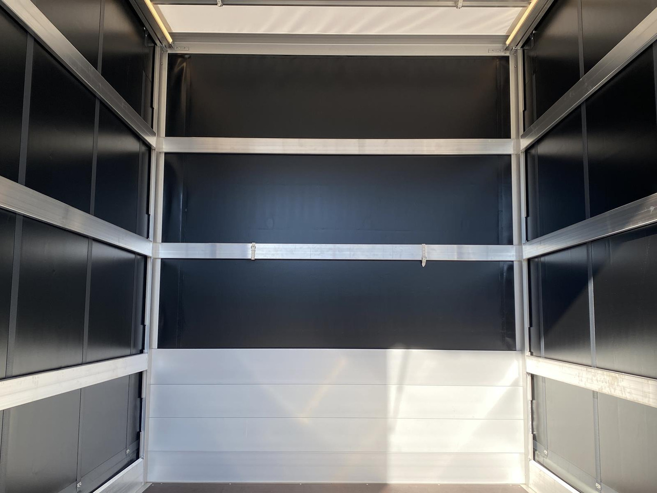 Furgoneta con lona nuevo IVECO DAILY 35S18HP D30C | PRITSCHE PLANE + SCHLAFKABINE + LADERAMPE: foto 10 Furgoneta con lona nuevo IVECO DAILY 35S18HP D30C | PRITSCHE PLANE + SCHLAFKABINE + LADERAMPE: foto 10