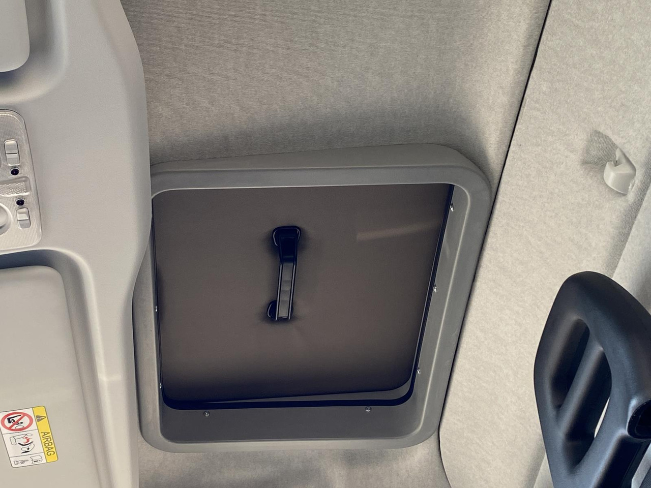 Furgoneta con lona nuevo IVECO DAILY 35S18HP D30C | PRITSCHE PLANE + SCHLAFKABINE + LADERAMPE: foto 8 Furgoneta con lona nuevo IVECO DAILY 35S18HP D30C | PRITSCHE PLANE + SCHLAFKABINE + LADERAMPE: foto 8