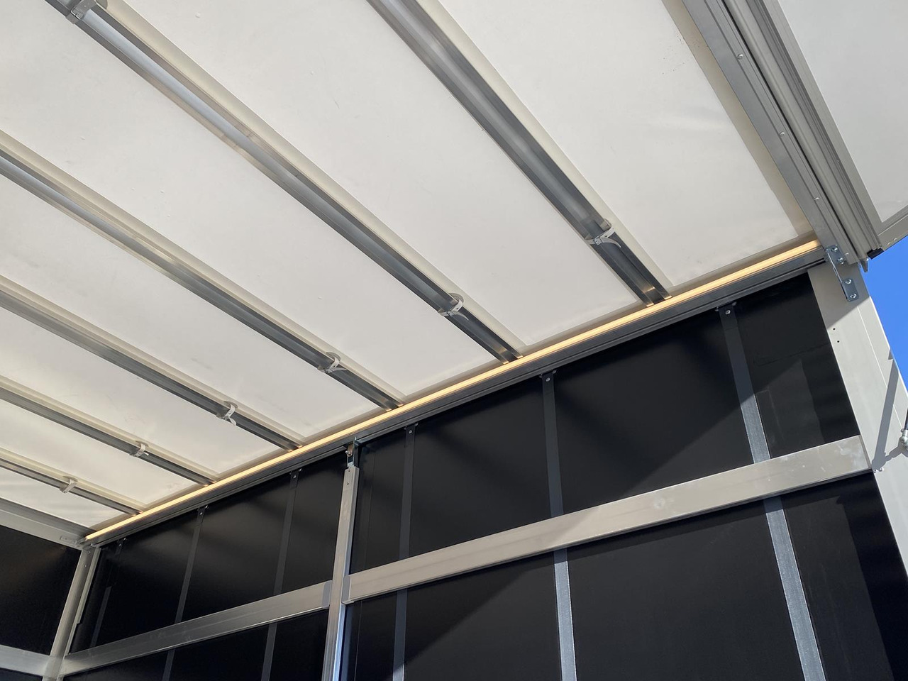 Furgoneta con lona nuevo IVECO DAILY 35S18HP D30C | PRITSCHE PLANE + SCHLAFKABINE + LADERAMPE: foto 11 Furgoneta con lona nuevo IVECO DAILY 35S18HP D30C | PRITSCHE PLANE + SCHLAFKABINE + LADERAMPE: foto 11