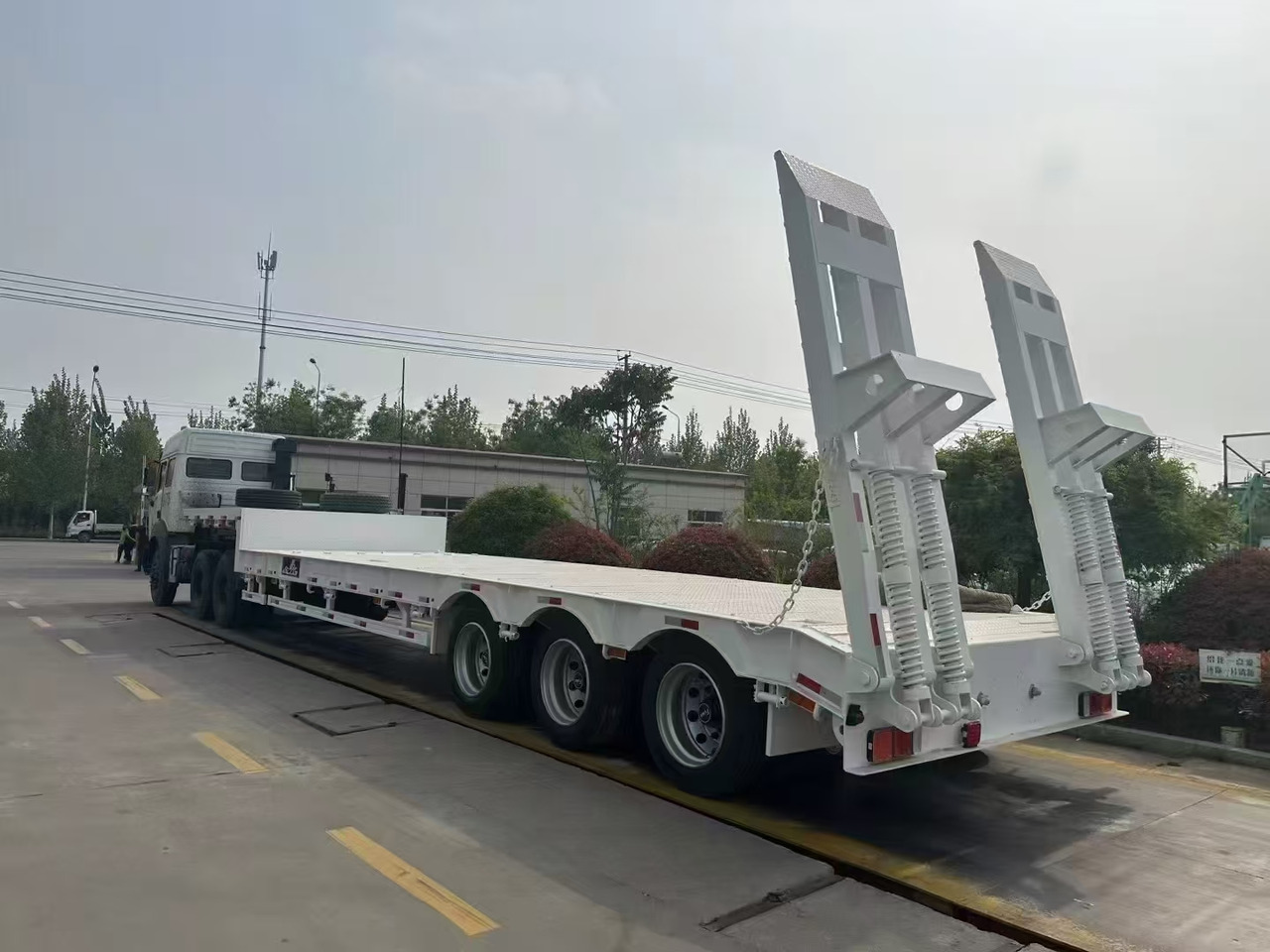 Semirremolque góndola rebajadas nuevo ZHICHENG Semni Flat Bed Low Bed Floater with 3 Axles 4 Axles New or Used 12M 13.75M In High Quality: foto 13 Semirremolque góndola rebajadas nuevo ZHICHENG Semni Flat Bed Low Bed Floater with 3 Axles 4 Axles New or Used 12M 13.75M In High Quality: foto 13
