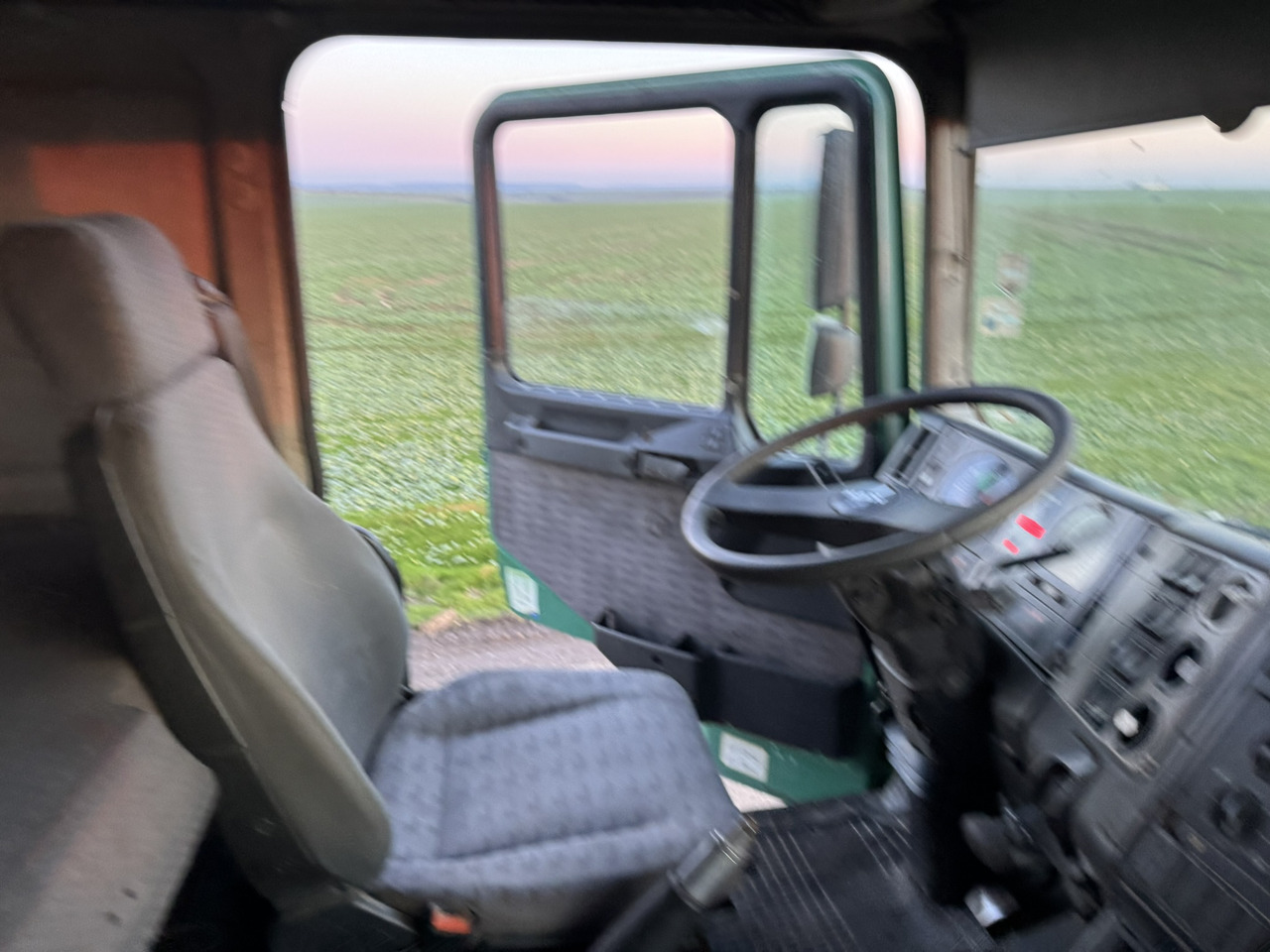 MAN 26 414 6x4 KIPPER L2000 Euro3 Manual Injection Pomp - Camión: foto 3 MAN 26 414 6x4 KIPPER L2000 Euro3 Manual Injection Pomp - Camión: foto 3